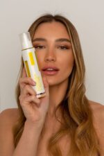 BEE FACTOR NOURISH + GLOW / ΘΕΡΑΠΕΙΑ ΕΝΥΔΑΤΩΣΗΣ & ΛΑΜΨΗΣ ΜΑΛΛΙΩΝ – 100ML - Image 2